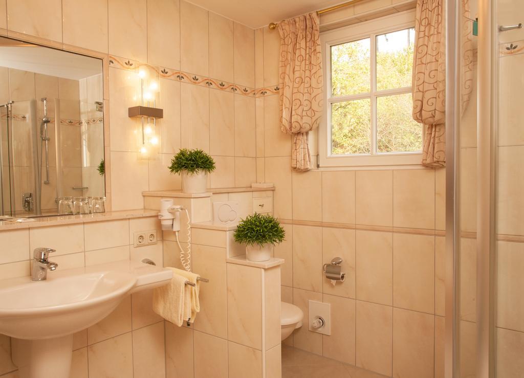 Hotel Zum Weissen Stein Kirchen  Стая снимка
